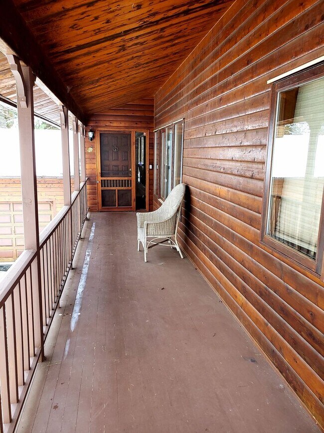 Foto del edificio - Gorgeous River Front Cabin in the Woods Fully Furnished with Hot Tub!