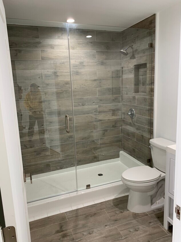 shower - 2847 S Barrington Ave