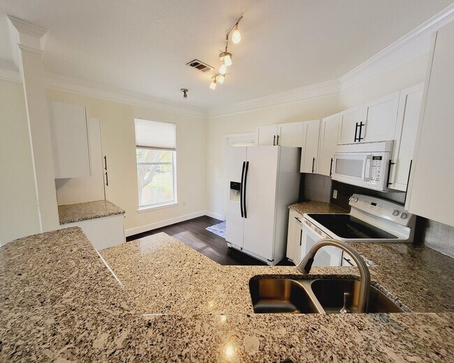 Foto del edificio - Stunning 2/2 Condo For Rent in Mirabella -...