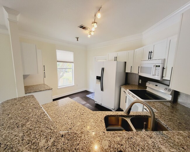 Building Photo - Stunning 2/2 Condo For Rent in Mirabella -...