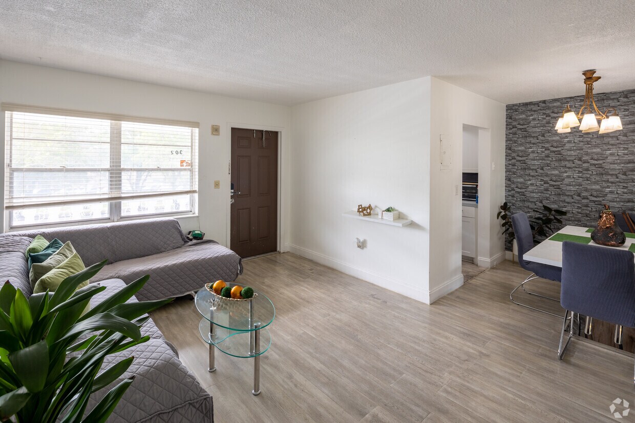 Primary Photo - Sans Souci Tennis Apartments