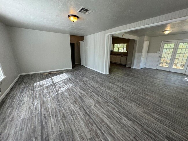 Foto del edificio - 2 bed 1 bath in Chickasha updates throughout!  250 off your move in by Feb 1st!