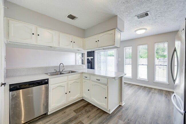 Building Photo - 10102 Crescent Moon Dr