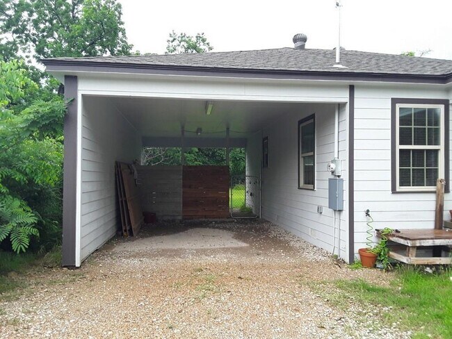 Building Photo - 528 Nomas St
