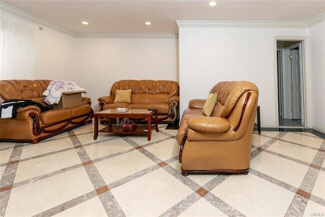 Foto del edificio - 7935 Hazeltine Ave