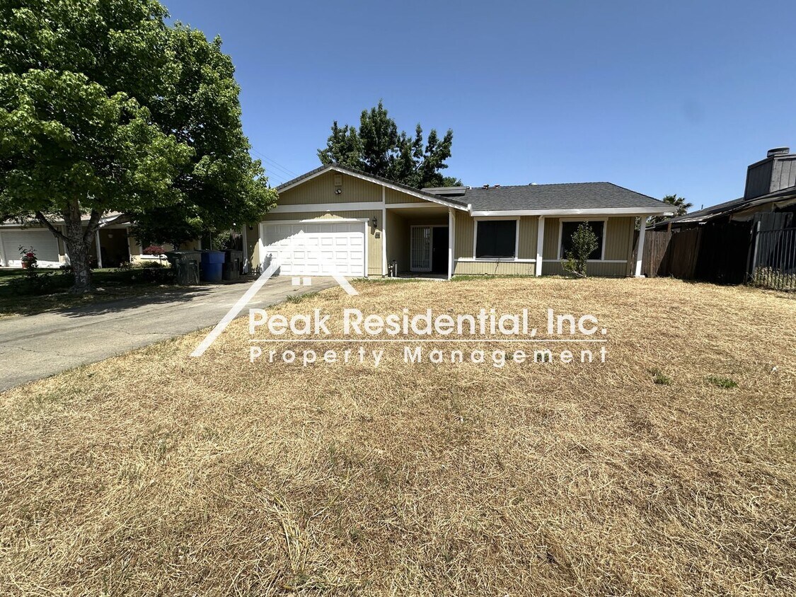 Primary Photo - Spacious 3bd/2ba House with 2 Car Garage