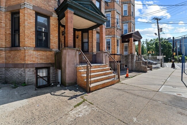 Building Photo - 378 Baldwin Ave