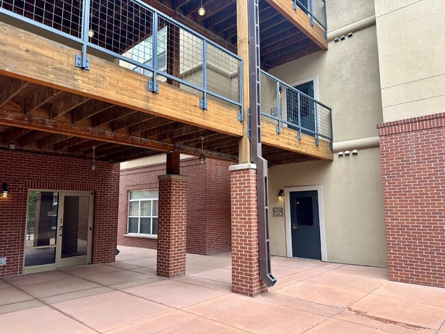 Building Photo - Great 2 bed 2 bath Loft in DTC - Move in S...