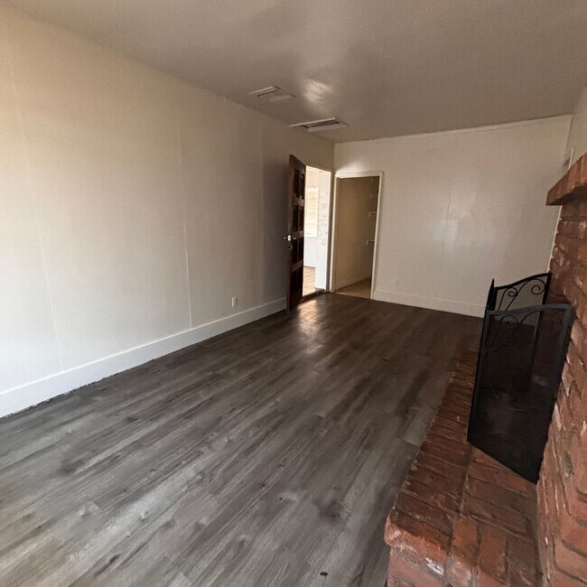 Building Photo - 1431 W 7th Pl