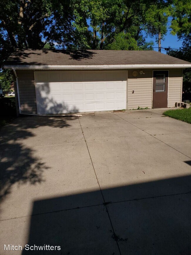 Building Photo - 4 br, 2 bath House - 815 4th St. SE