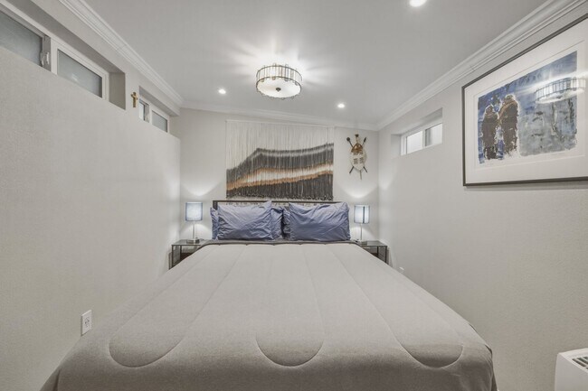 Foto del edificio - Newly remodeled apartment walk to the lake