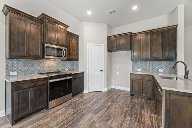Foto del edificio - 2106 Briarwood Dr