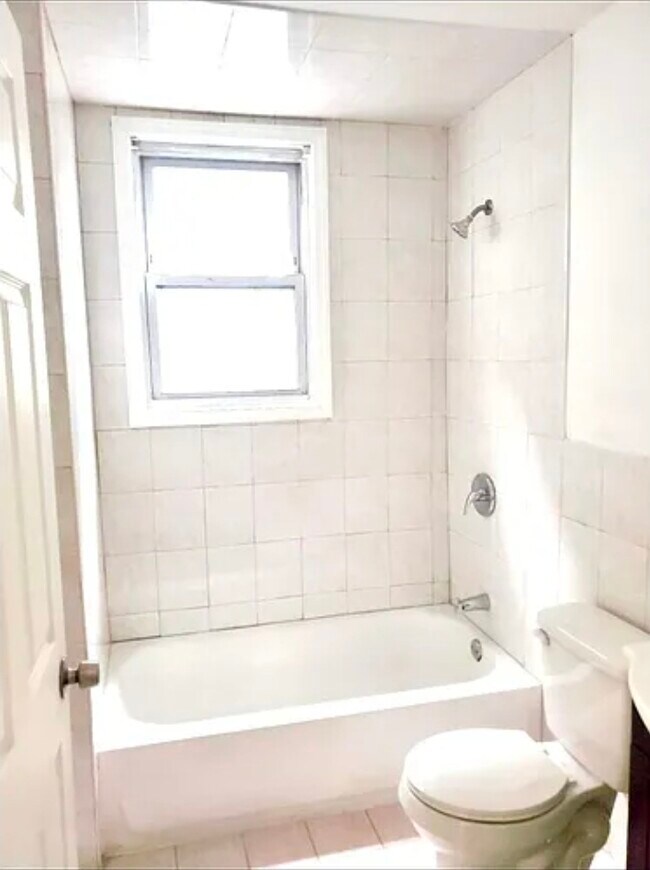 Foto del edificio - 36 Yates Ave