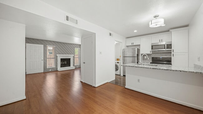 Photo - 2100 Wilcrest Dr House