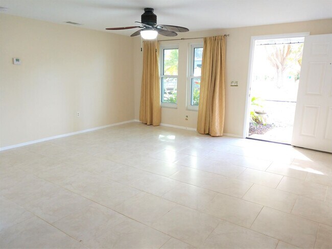 Foto del edificio - Annual Rental - Updated Two Bedroom, Two B...