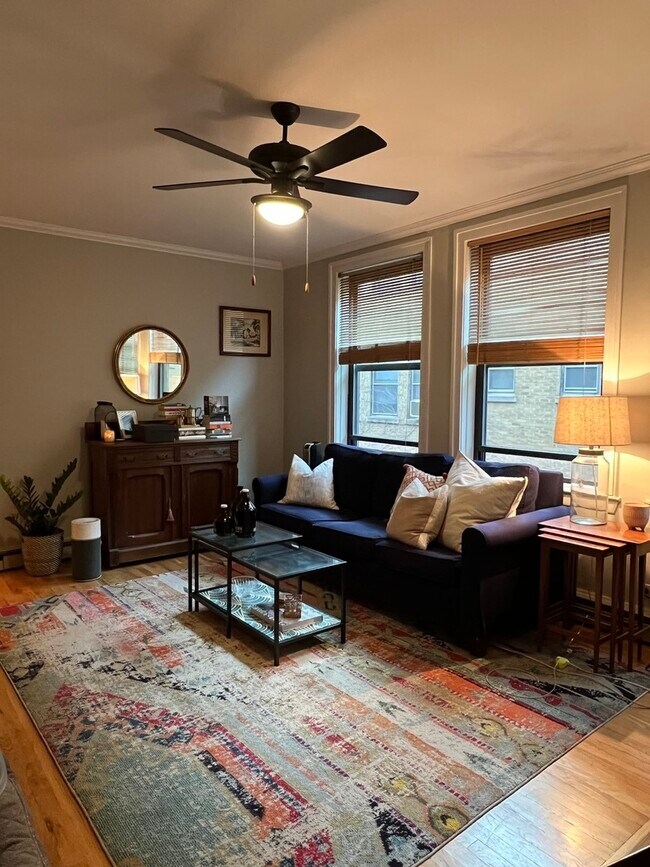 Foto del edificio - 636 W Waveland Ave