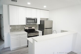Building Photo - 1173 W 28th St
