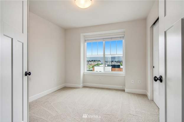 Building Photo - 923 NE Ellis Dr