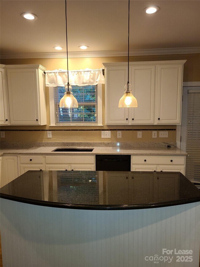 Foto del edificio - 604 Queenswater Ln