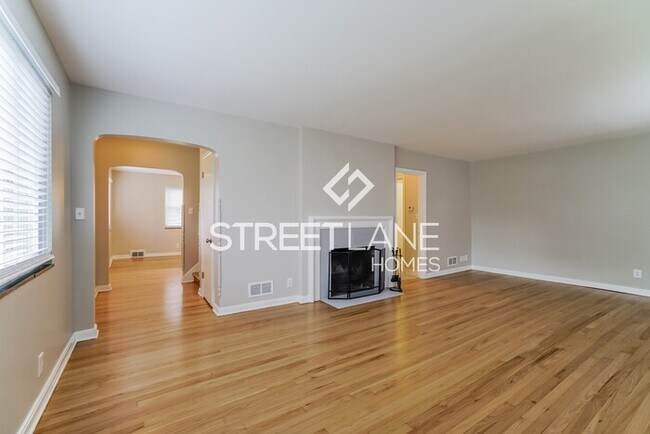 Building Photo - REDUCED!