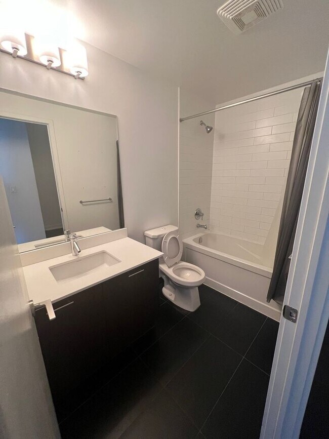 Photo du bâtiment - 1 Bedroom and Den condo Downtown Toronto w...