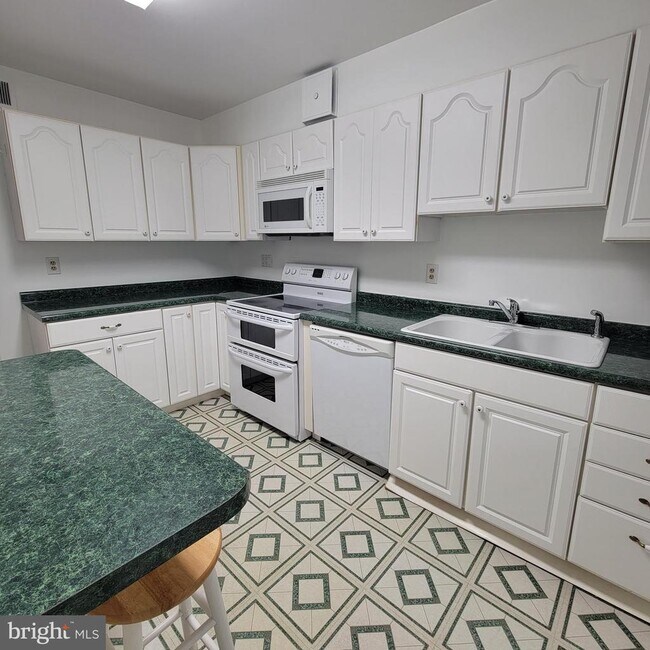 Foto del edificio - 5901 Mt Eagle Dr