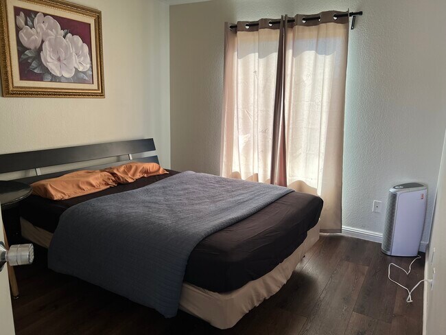 Foto del edificio - 5591 Crestlock Dr