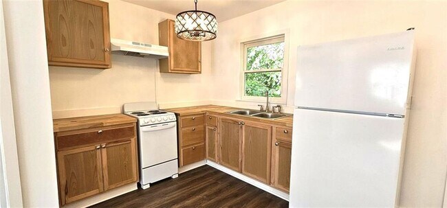 Foto del edificio - 3230 W Shadowlawn Ave NE