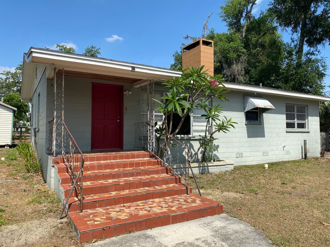 Primary Photo - Inviting 2-Bedroom Home in Central Lakelan...