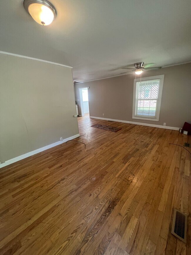 Building Photo - 3 Bed House! DEPOSIT-FREE Renting option t...