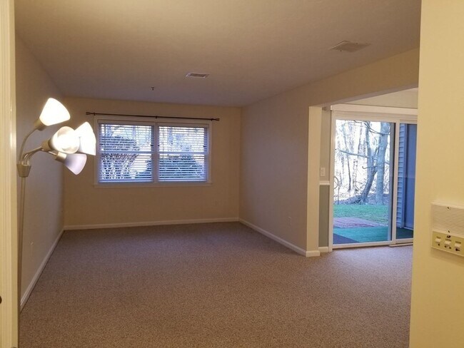 Building Photo - 10% Off First Month's Rent! Beautifully Ma...