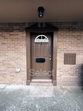 Building Photo - 819 W Matthews Ave