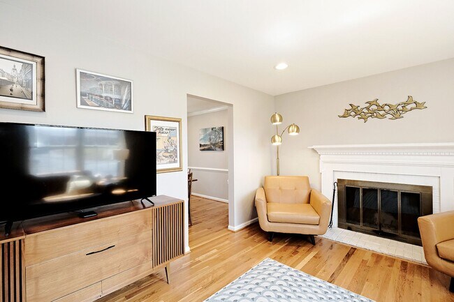 Foto del edificio - Spacious Pet-Friendly Hollymead Home With Updates