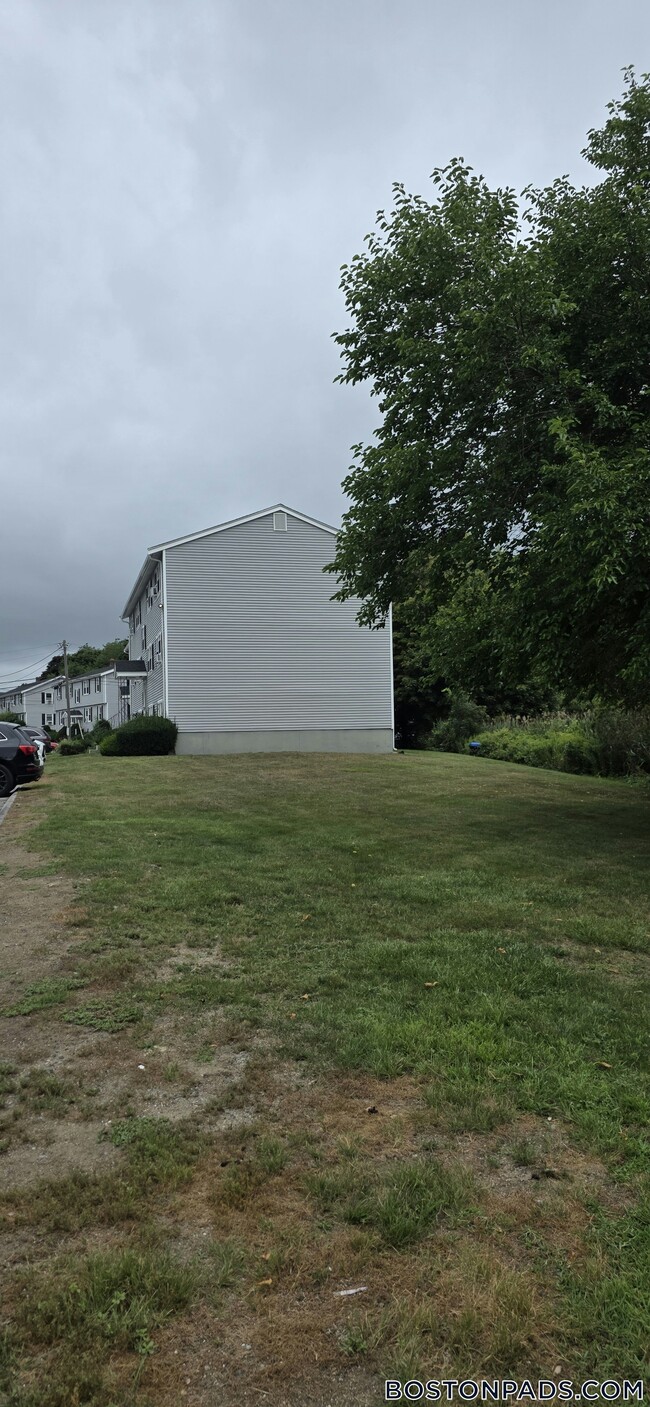 Building Photo - 13 River Dr