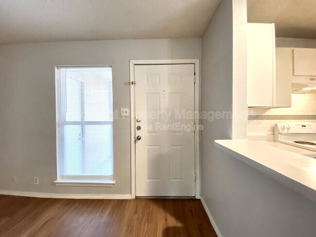 Foto del edificio - 5225 Meadow Field