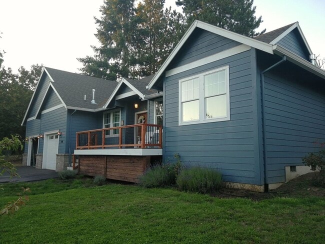 Foto del edificio - Custom Hillsboro Ranch with Gourmet Kitchen, Dual Fireplaces & Upgraded Finishes!