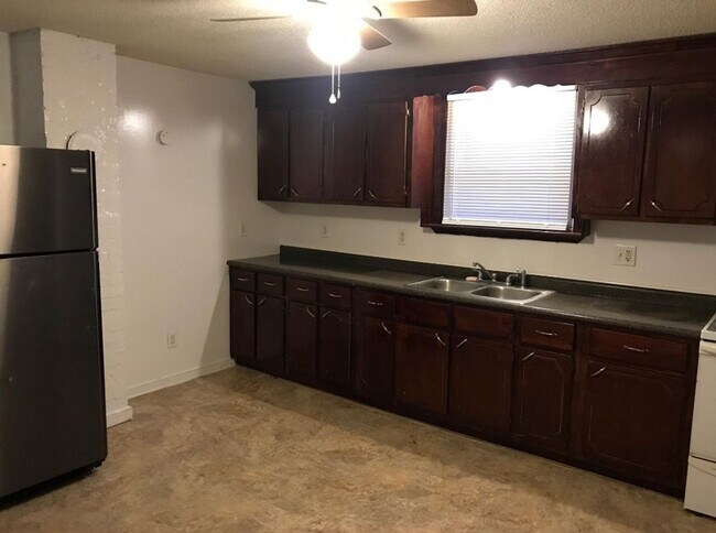 Foto del edificio - 3 bed 2 bed house in Henrico! Big yard, la...