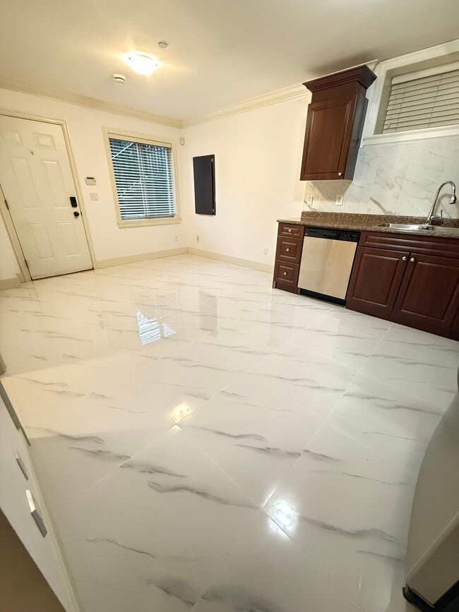 Building Photo - 2806 12th Av W