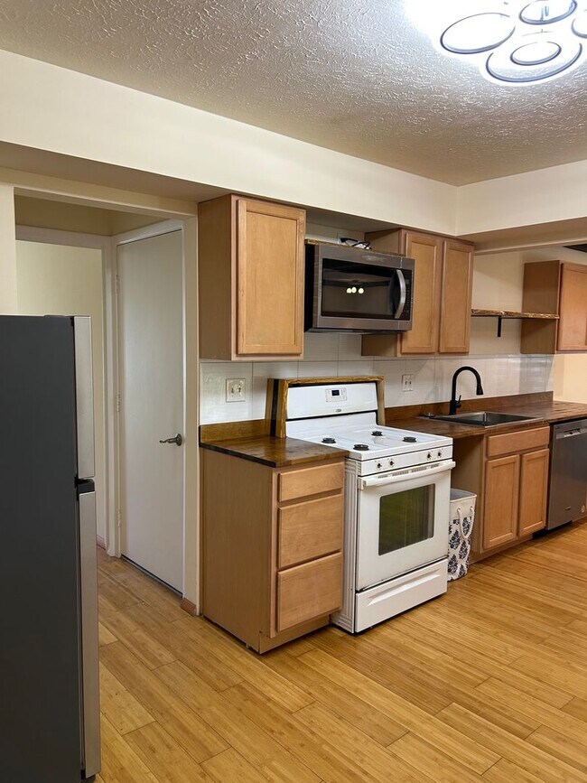 Foto del edificio - 3 Bedrooms One Floor Ranch House with 2 car attached garage in Lyndhurst