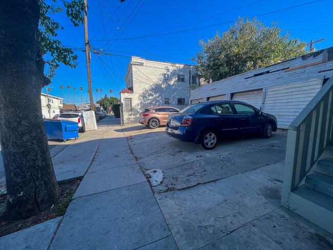 Building Photo - 3907 1/2 Denker Ave