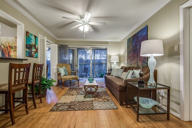 Building Photo - Spacious 2-Bed in Timeless Style!