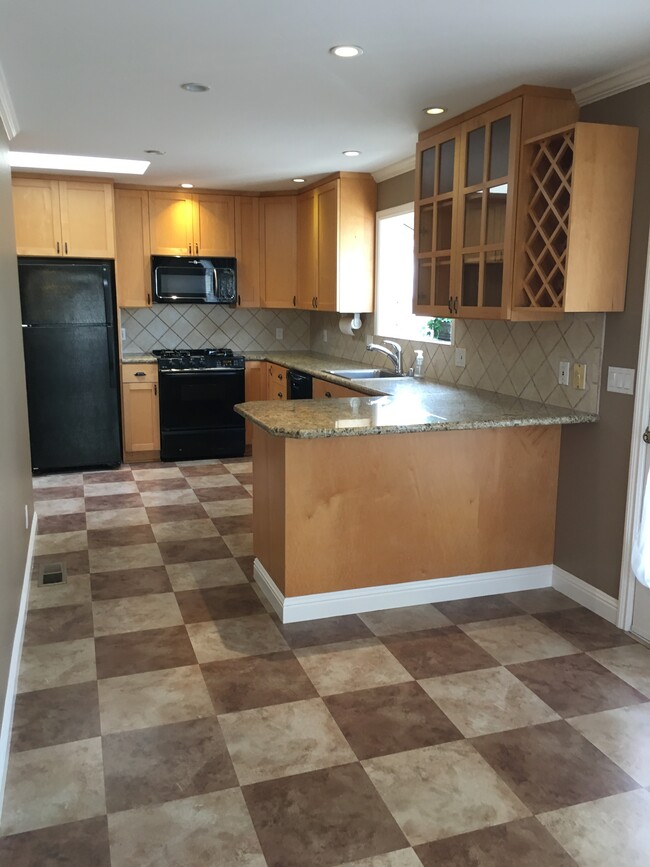 Kitchen view from family room - 520 Chestnut Ave