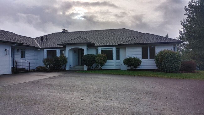 Foto del edificio - Spacious 4 Bedroom 3 1/2 Bath Home That Si...