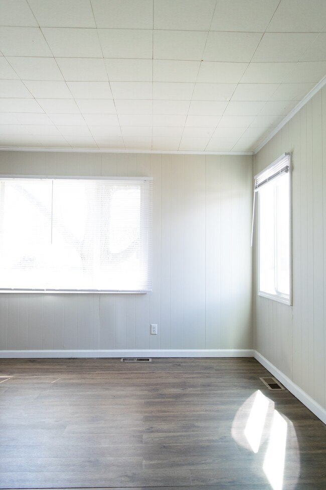 Building Photo - 2373 Vale Dr