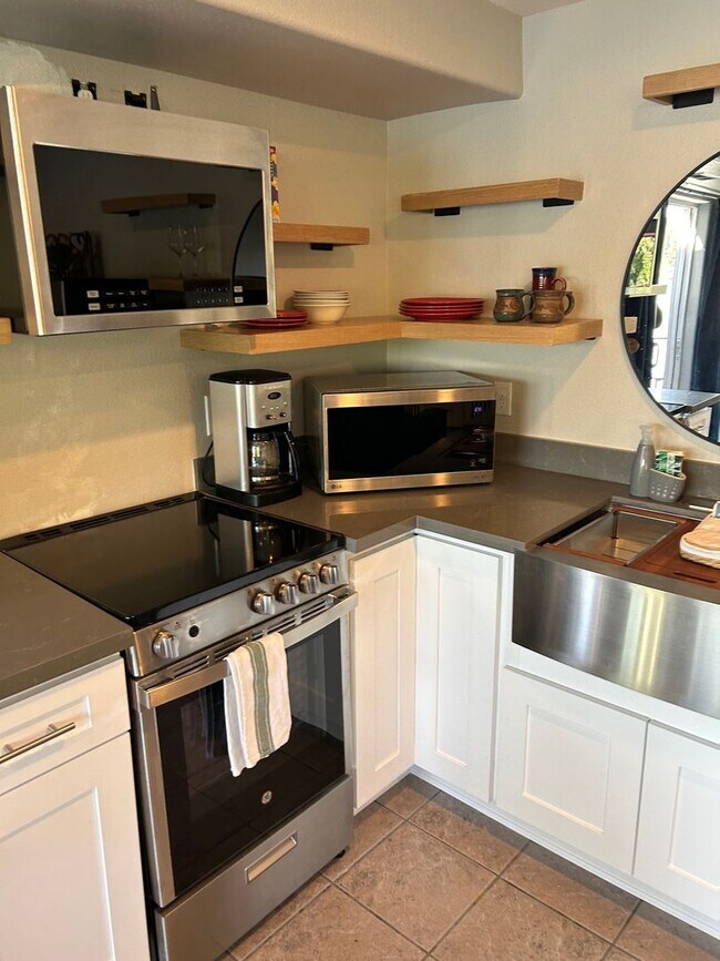 Foto del edificio - Studio Apartment , Fully Furnished  , Lake Access, No Washer and Dryer . Four Floors Down walk wa...