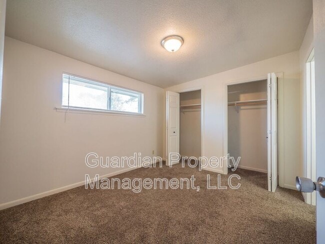 Building Photo - 1121 N College Dr