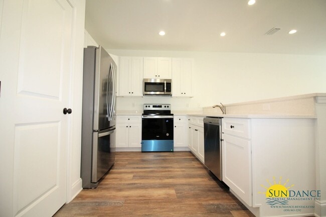 Building Photo - Gorgeous 3 Bedroom Townhome in Fort Walton Beach!