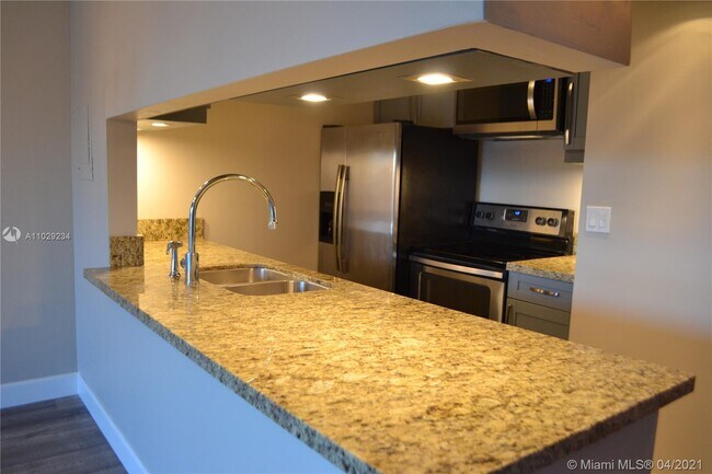 Foto del edificio - 2935 NE 163rd St