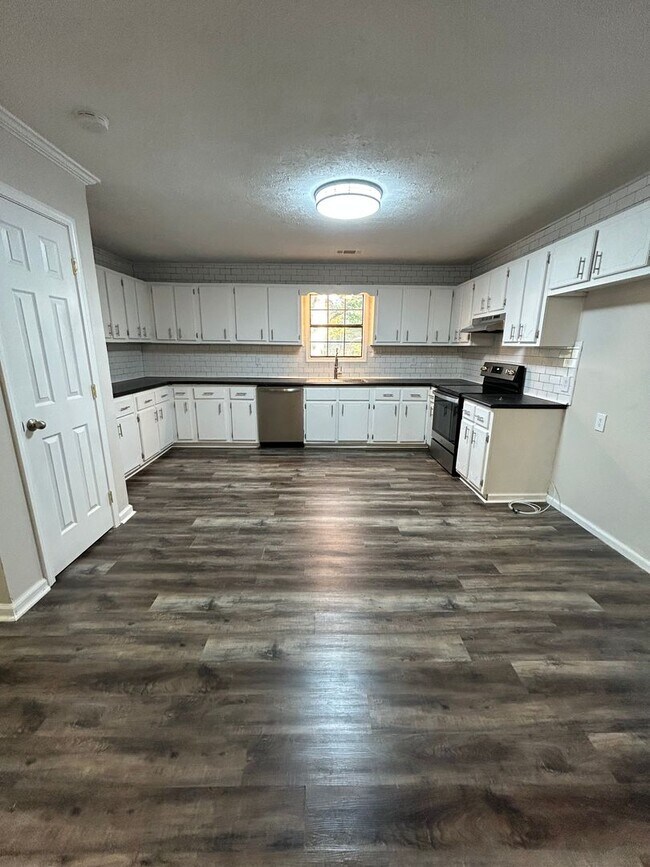 Foto del edificio - 596 N McLemore Ave