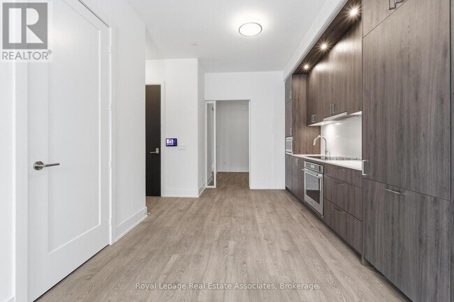 Building Photo - 259 The Kingsway